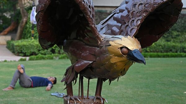 Скульптура национальной птицы Мексики беркута в Индии - Sputnik Узбекистан