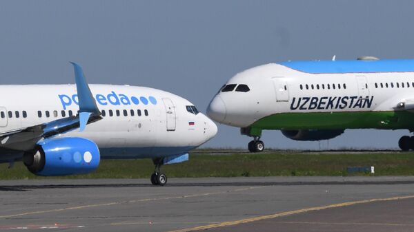 Samolet uzbekskix avialiniy v Mejdunarodnom aeroportu Vnukovo. Arxivnoe foto - Sputnik O‘zbekiston