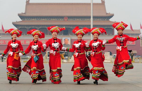 Девушки, представляющие национальное меньшинство чжуан из юго-западной провинции Китая Гуанси. - Sputnik Узбекистан