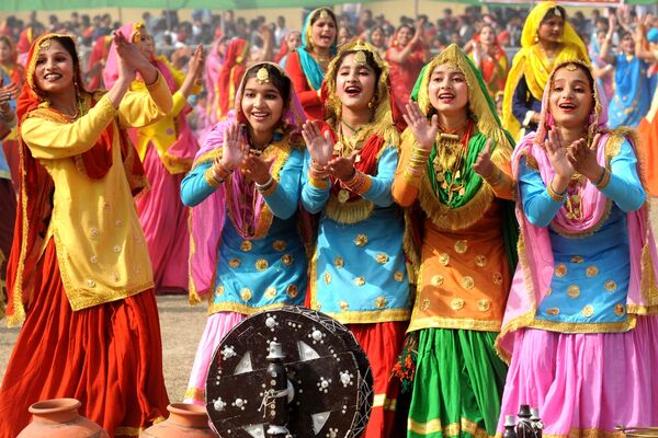 Индийские девушки исполняют традиционный пенджабский народный танец Гиддха. - Sputnik Узбекистан