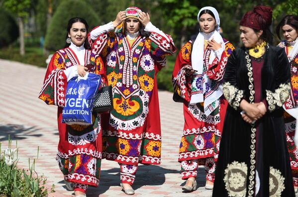 Девушки на празднике в Душанбе. - Sputnik Узбекистан