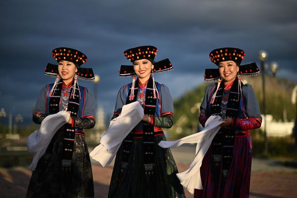 Девушки в национальных костюмах в Бурятии. - Sputnik Узбекистан