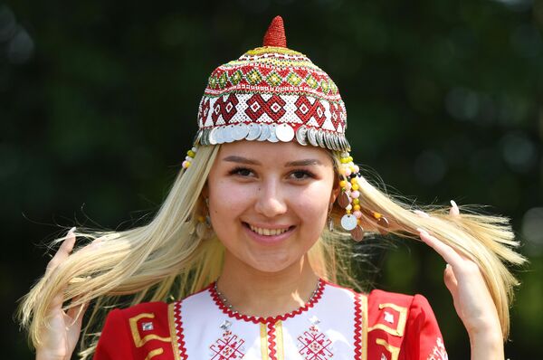 Девушка в национальном чувашском костюме - Sputnik Узбекистан