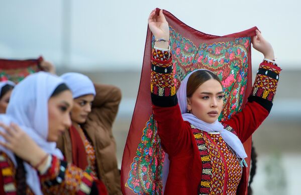 Девушки в национальных костюмах на праздновании Новруза в Ашхабаде.  - Sputnik Узбекистан