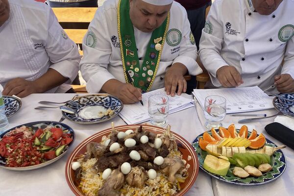 Жюри определяет лучшего ошпаза, приготовившего самый вкусный плов на Международном фестивале этноспорта в Хиве - Sputnik Узбекистан