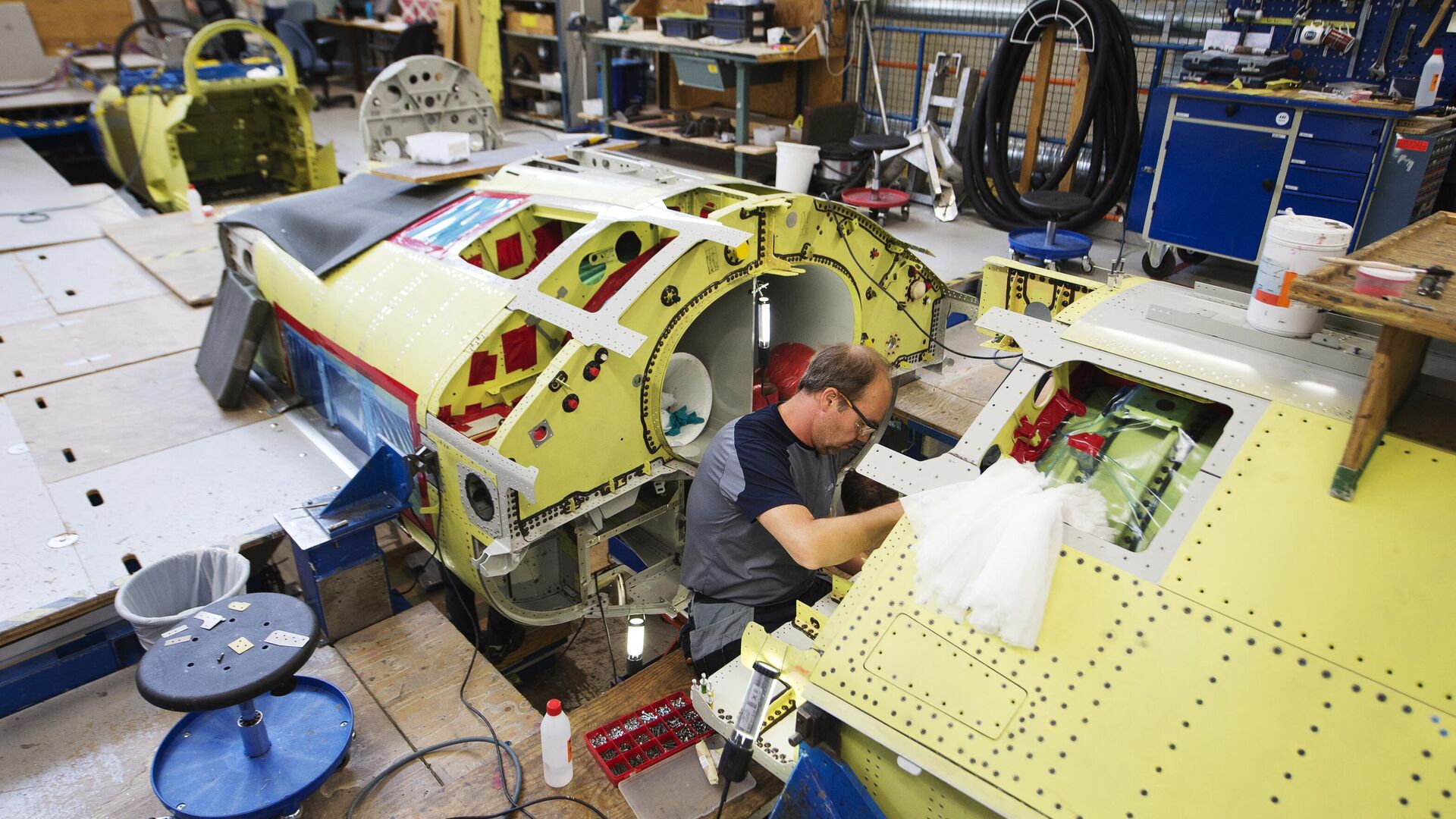 Рабочий на заводе Saab Gripen строит реактивный истребитель. - Sputnik Ўзбекистон, 1920, 13.09.2023