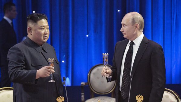 Vladimir Putin va Kim Chen In - Sputnik O‘zbekiston
