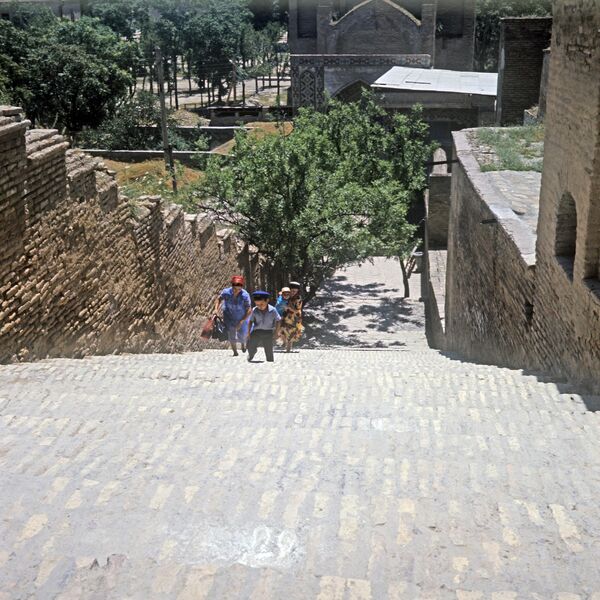 Лестница паломников на территории мемориально-архитектурного комплекса Шахи-Зинда (1969 г.). - Sputnik Узбекистан