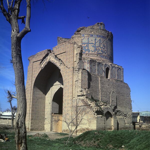 Сохранившиеся остатки арабской вязи в мозаичной росписи мечети Биби-Ханым (1973 г.). - Sputnik Узбекистан