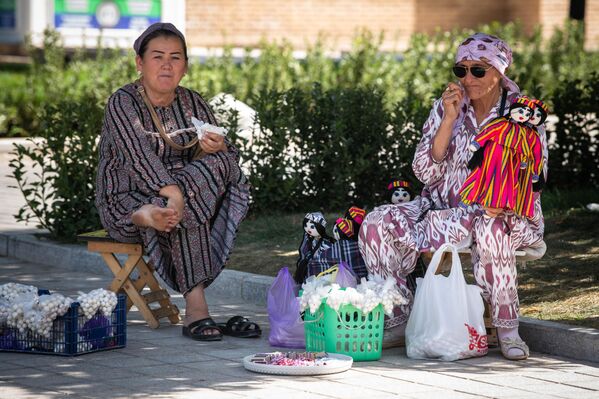 Женщины продают сувениры и сладости в центре города. - Sputnik Узбекистан
