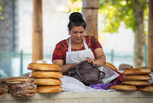 Продавщица лепешек на Сиабском базаре. - Sputnik Узбекистан