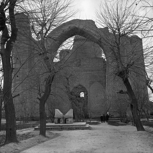 Мечеть Биби-Ханым была сильно повреждена и до реставрации прошлого века представляла собой руины (1966 г.). - Sputnik Узбекистан