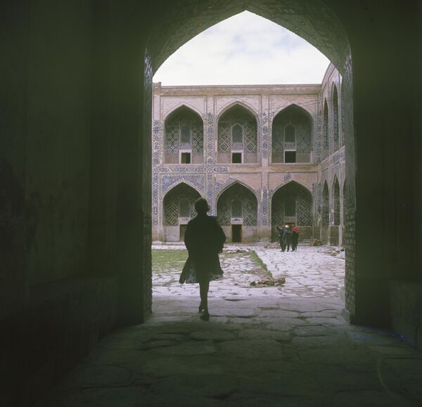 Медресе Шердор почти не пострадало от времени, включая внутренний двор и строения (1969 г.). - Sputnik Узбекистан