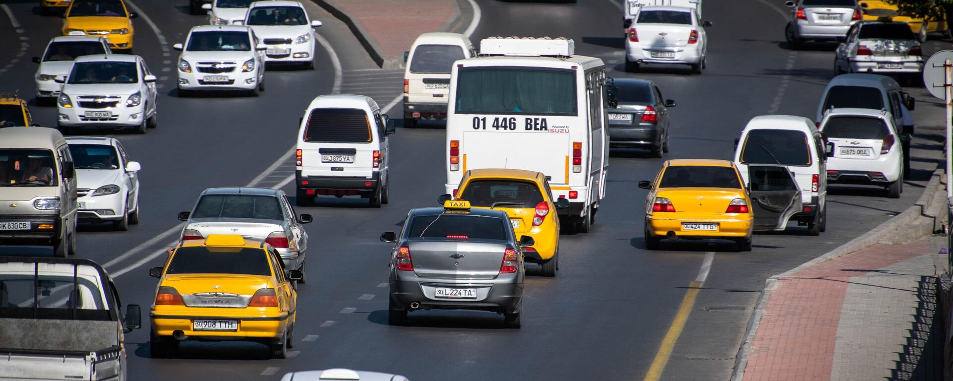 Автомобильное движение в Самарканде. - Sputnik Ўзбекистон, 1920, 23.12.2025