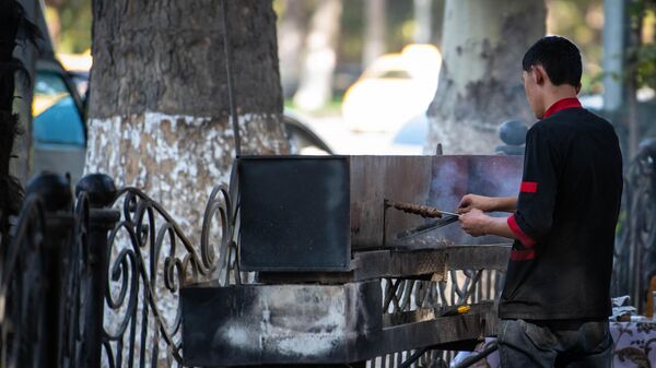 Мужчина жарит шашлыки в Самарканде. - Sputnik Ўзбекистон