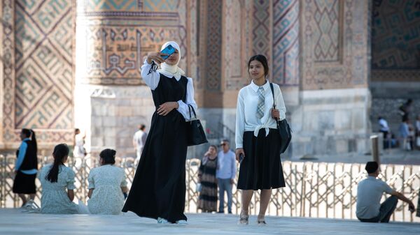 Turisti delayut selfi na fone dostoprimechatelnostey Samarkanda. - Sputnik O‘zbekiston