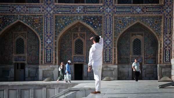 Turisti osmatrivayut dostoprimechatelnosti Samarkanda. - Sputnik O‘zbekiston