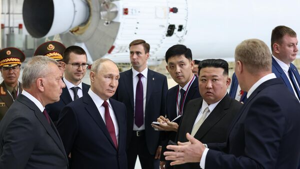 Президент РФ В. Путин посетил космодром Восточный и встретился с лидером КНДР Ким Чен Ыном - Sputnik Узбекистан