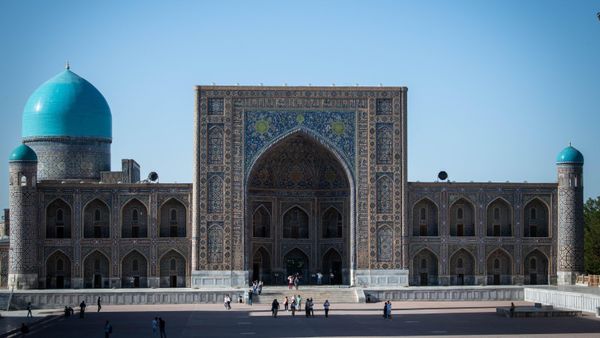 Площадь Регистан в Самарканде с тремя медресе Улугбека, Шердор, Тилля-Кари Площадь Регистан в Самарканде с тремя медресе Улугбека, Шердор, Тилля-Кари - Sputnik Узбекистан