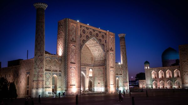 Площадь Регистан в Самарканде с тремя медресе Улугбека, Шердор, Тилля-Кари - Sputnik Узбекистан