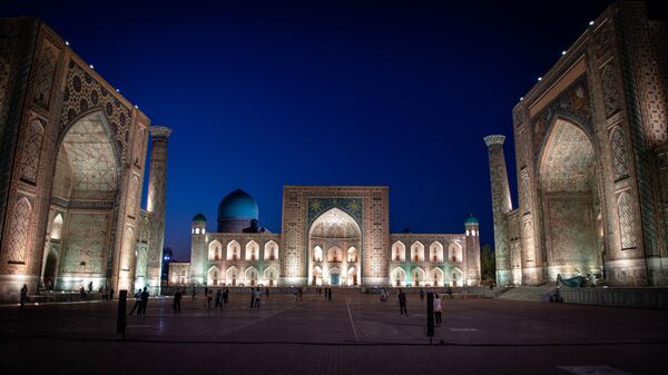 Площадь Регистан в Самарканде с тремя медресе Улугбека, Шердор, Тилля-Кари - Sputnik Узбекистан
