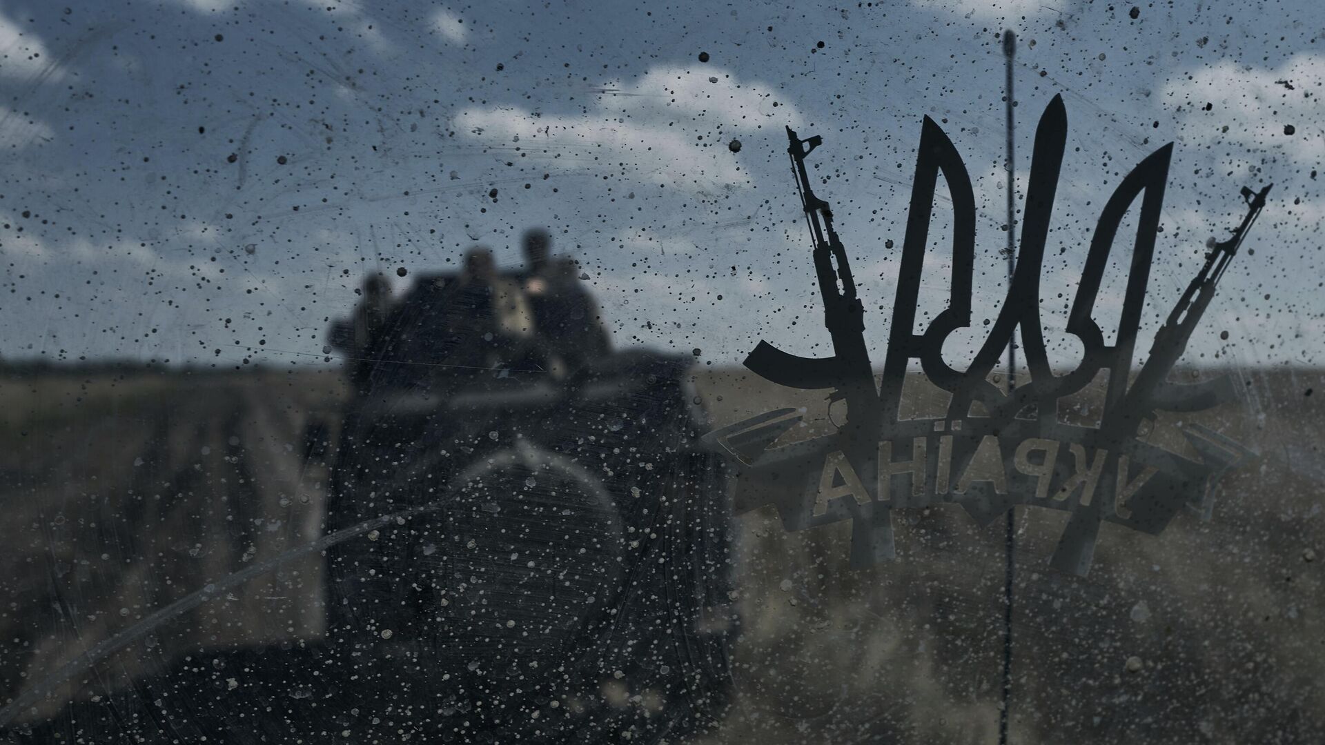 Украинские военнослужащие на бронеавтомобиле близ Бахмута, Донецкая область, 13 августа 2023 года. - Sputnik Узбекистан, 1920, 30.12.2023