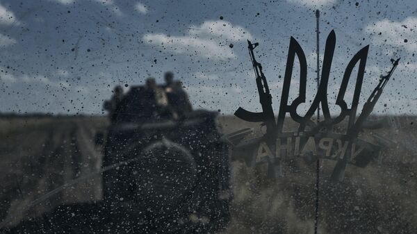 Украинские военнослужащие на бронеавтомобиле близ Бахмута. Архивное фото - Sputnik Узбекистан