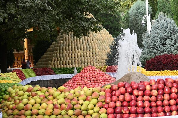 Композиции из фруктов дополняли живописные фонтаны. - Sputnik Узбекистан