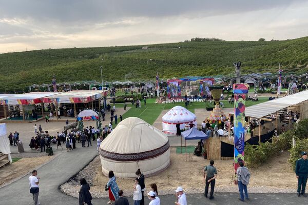 В Паркентском районе Ташобласти проходит фестиваль винограда и виноделия  - Sputnik Ўзбекистон