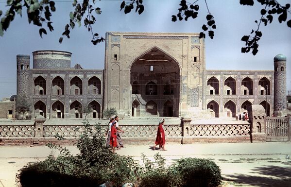 Samarqand shahridagi Registon maydonidagi Tilla Qori masjidi va madrasasi (1958 yil). - Sputnik O‘zbekiston