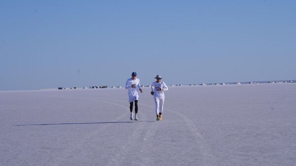 Дин Карнасис и Андрей Куликов пробежали марафон по высохшему дну Арала - Sputnik Ўзбекистон