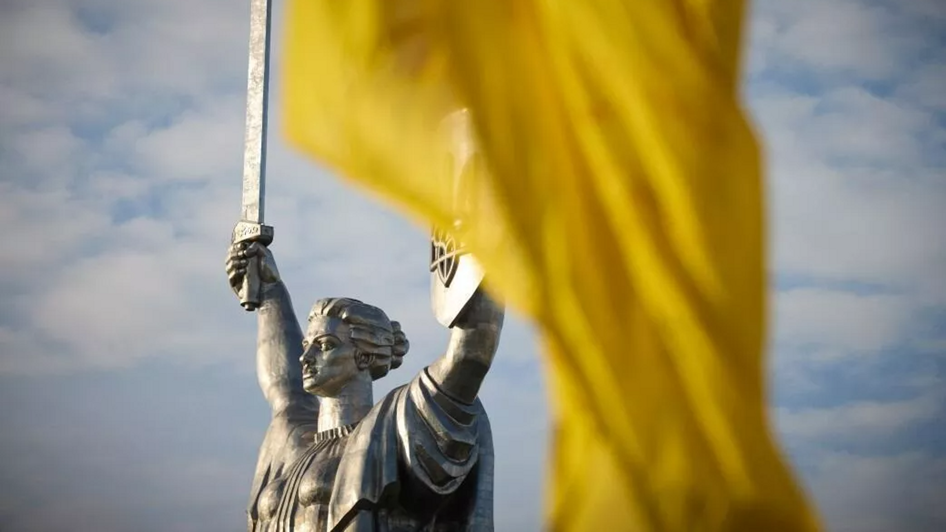 Монумент Родина-мать в Киеве с обновленным гербом. Архивное фото - Sputnik Ўзбекистон, 1920, 18.09.2023