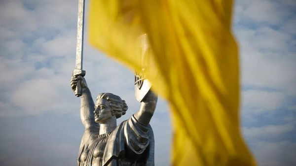 Монумент Родина-мать в Киеве с обновленным гербом. Архивное фото - Sputnik Узбекистан