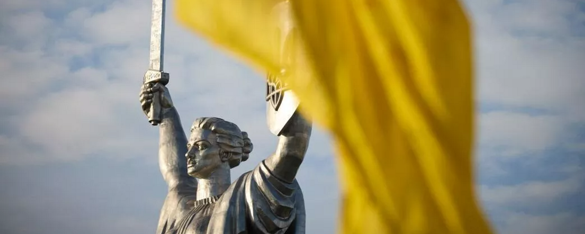 Монумент Родина-мать в Киеве с обновленным гербом. Архивное фото - Sputnik Узбекистан, 1920, 24.09.2023
