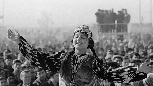 Узбекская танцовщица исполняет народный танец на празднике хлопка Пахта-Байрами. - Sputnik Узбекистан