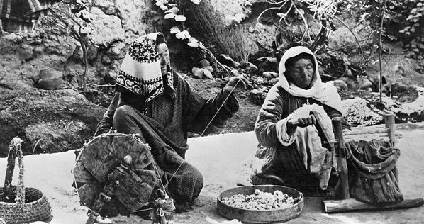 Жительницы Узбекистана прядут нитки из хлопка на ручных станках, 1900 год. - Sputnik Узбекистан