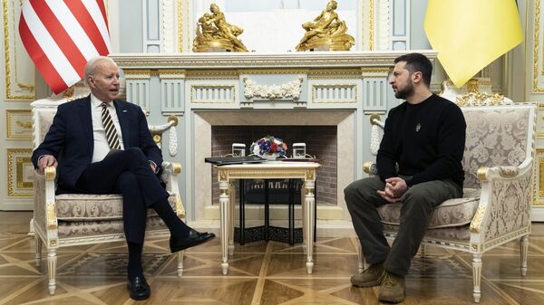 Президент США Джо Байден во время встречи с президентом Украины Владимиром Зеленским в Мариинском дворце, Киев, Украина, 20 февраля 2023 года. - Sputnik Узбекистан