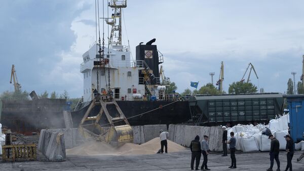 Погрузка зерна в порту Измаила, Украина, 26 апреля 2023 года. - Sputnik Узбекистан
