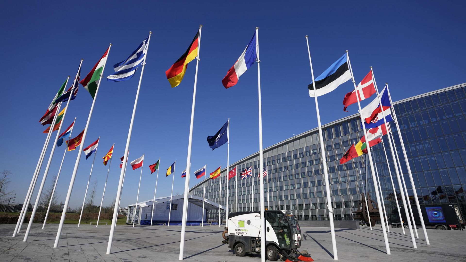 Пустой флагшток между флагами Франции и Эстонии у здания штаб-квартиры НАТО в Брюсселе - Sputnik Ўзбекистон, 1920, 11.02.2024