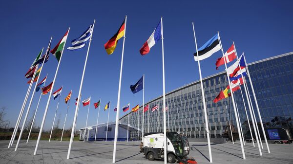 Пустой флагшток между флагами Франции и Эстонии у здания штаб-квартиры НАТО в Брюсселе - Sputnik Ўзбекистон