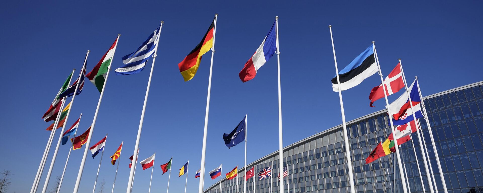 Pustoy flagshtok mejdu flagami Fransii i Estonii u zdaniya shtab-kvartiri NATO v Brussele - Sputnik O‘zbekiston, 1920, 08.01.2024