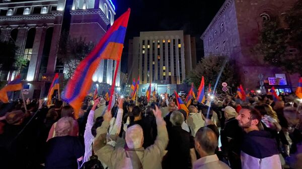 Протесты в Ереване на фоне эскалации в Нагорном Карабахе - Sputnik Ўзбекистон