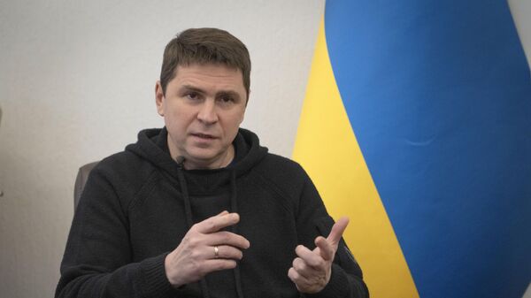 Советник главы офиса президента Украины Михаил Подоляк во время интервью в Киеве 16 февраля 2023 года. - Sputnik Ўзбекистон