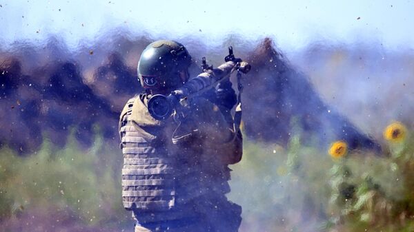 Пополнение одного из десантно-штурмовых полков ВДВ проводит занятия по боевому слаживанию на полигоне в ЛНР. - Sputnik Узбекистан