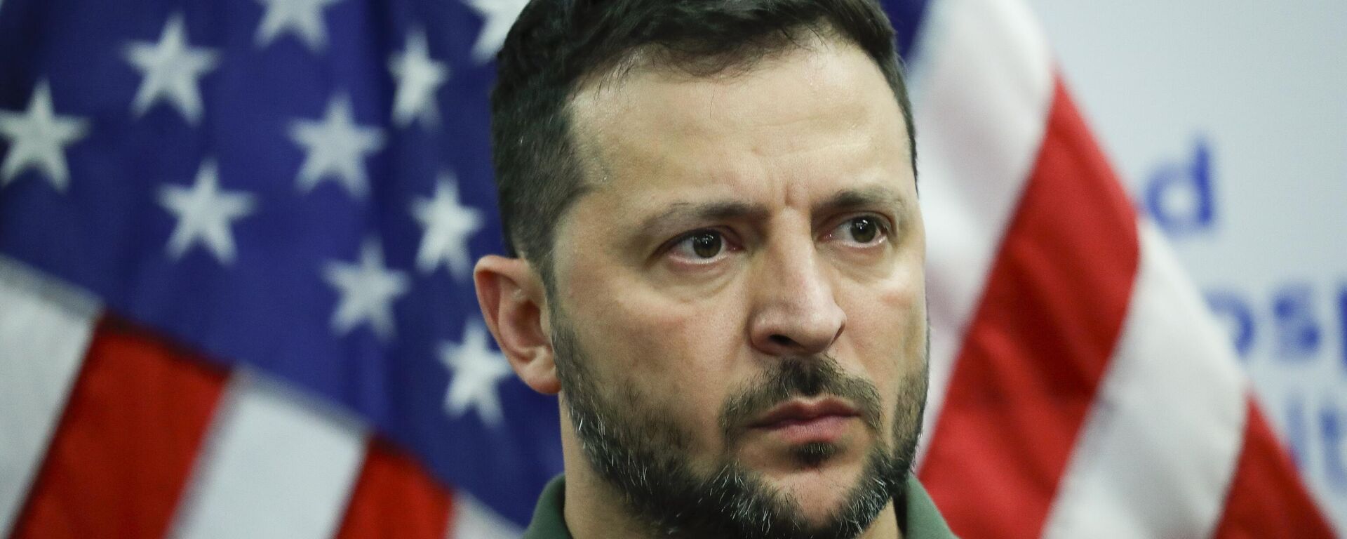 Президент Украины Владимир Зеленский беседует с ранеными украинскими солдатами во время посещения университетской больницы Стейтен-Айленда в Нью-Йорке 18 сентября 2023 года. - Sputnik Ўзбекистон, 1920, 25.12.2025