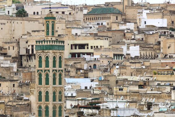 Фес-эль-Бали, Марокко — древняя часть города Фес. Она обнесена стеной и представляет собой лабиринт узких извилистых улочек, слишком тесных для автомобилей. - Sputnik Узбекистан