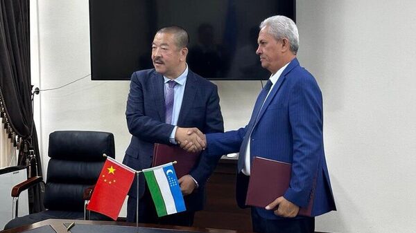 Подписание контракта между АО Шаргункумир с компанией Амикам из КНР - Sputnik Узбекистан
