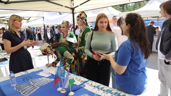 В Ташкенте проходит выставка российского образования  - Sputnik Узбекистан