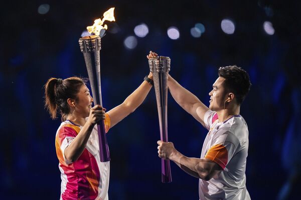 Факелоносцы передают друг другу олимпийский огонь. - Sputnik Узбекистан