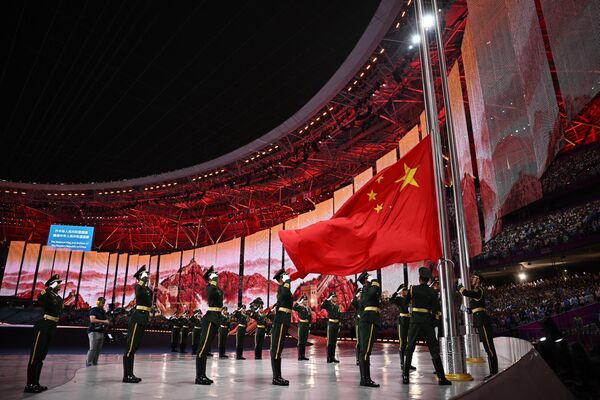 Поднятие флага на Церемонии открытия Азиады. - Sputnik Узбекистан